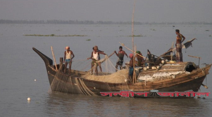 জালে জড়িয়ে বিপাকে জীবন