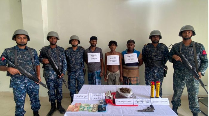 ছেনি বাবুলের আস্তানা থেকে অস্ত্র, বিষ্পোরক সহ আটক ৩