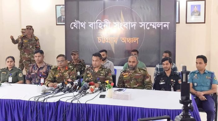 চট্টগ্রাম নগরের হাজারী গলিতে ফেসবুকে একটি ধর্মীয় সংগঠন নিয়ে দেওয়া পোস্ট শেয়ার করার ঘটনাকে কেন্দ্র করে যৌথ বাহিনীর ওপর একদল উচ্ছৃঙ্খল লোকের হামলার ঘটনায় জড়িত থাকার অভিযোগে ৮২ জনকে আটক করা হয়েছে বলে জানিয়েছে পুলিশ।